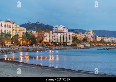 Die Salerno Küste in der Abenddämmerung, Meereslandschaft von Salerno, Kampanien, Italien. Stockfoto