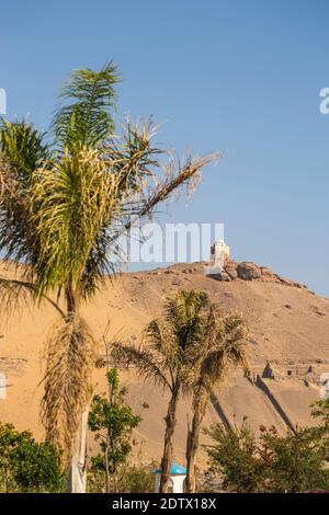 Ägypten, Oberägypten, Assuan, die Insel Elephantine, Blick auf den Nil und Gräber der Adligen auf der West Bank von den Gärten des Mövenpick Resort Stockfoto