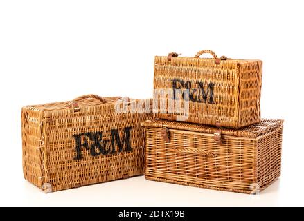Wicker Picknickkörbe von Fortnum und Mason Stockfoto