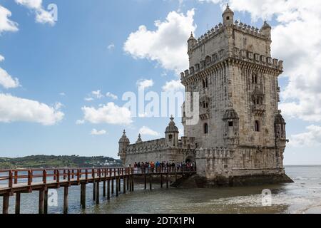 Lissabon, Portugal - 12. Mai 2018: Historischer Turm Torre de Belem am Ufer des Tejo in Lissabon, Portugal Stockfoto