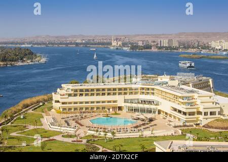 Ägypten, Oberägypten, Assuan, Elephantine Island, Blick auf das Mövenpick Resort und den Nil Stockfoto