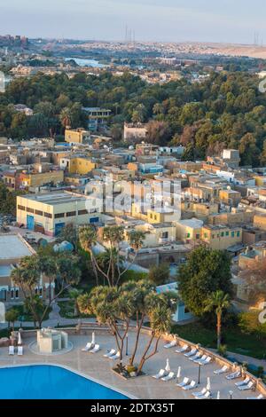 Ägypten, Oberägypten, Assuan, Elephantine Island, Blick auf das Mövenpick Resort und den Nil Stockfoto