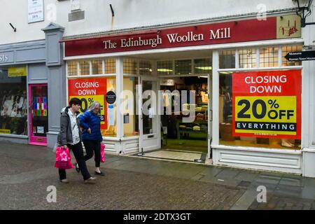 Dorchester, Dorset, Großbritannien. Dezember 2020. Der Edinburgh Woolen Mill Store in Dorchester in Dorset mit einem schließenden Zeichen im Fenster an einem trüben, nebligen Nachmittag. Bild: Graham Hunt/Alamy Live News Stockfoto