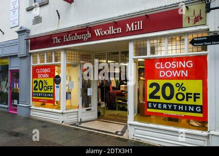 Dorchester, Dorset, Großbritannien. Dezember 2020. Der Edinburgh Woolen Mill Store in Dorchester in Dorset mit einem schließenden Zeichen im Fenster an einem trüben, nebligen Nachmittag. Bild: Graham Hunt/Alamy Live News Stockfoto