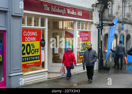 Dorchester, Dorset, Großbritannien. Dezember 2020. Der Edinburgh Woolen Mill Store in Dorchester in Dorset mit einem schließenden Zeichen im Fenster an einem trüben, nebligen Nachmittag. Bild: Graham Hunt/Alamy Live News Stockfoto