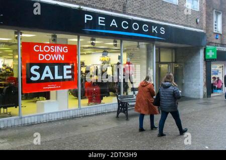 Dorchester, Dorset, Großbritannien. Dezember 2020. Der Pfauenladen in Dorchester in Dorset mit einem Schließschild im Fenster an einem trüben, nebligen Nachmittag. Bild: Graham Hunt/Alamy Live News Stockfoto