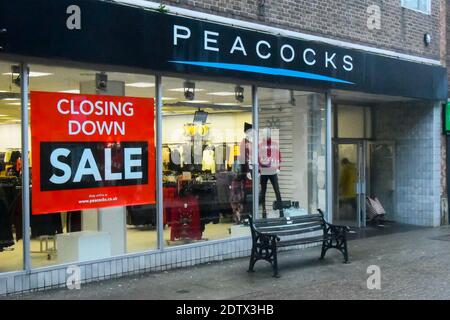 Dorchester, Dorset, Großbritannien. Dezember 2020. Der Pfauenladen in Dorchester in Dorset mit einem Schließschild im Fenster an einem trüben, nebligen Nachmittag. Bild: Graham Hunt/Alamy Live News Stockfoto