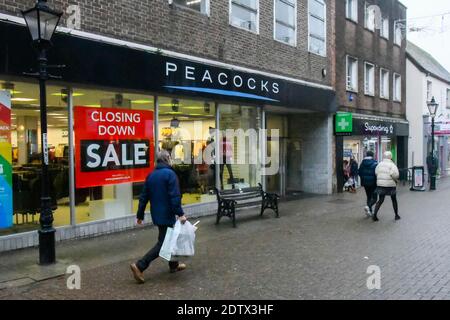 Dorchester, Dorset, Großbritannien. Dezember 2020. Der Pfauenladen in Dorchester in Dorset mit einem Schließschild im Fenster an einem trüben, nebligen Nachmittag. Bild: Graham Hunt/Alamy Live News Stockfoto