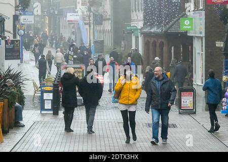 Dorchester, Dorset, Großbritannien. Dezember 2020. Wetter in Großbritannien. South Street in Dorchester in Dorset ist mit Weihnachtseinkäufern an einem trüben, nebligen Nachmittag beschäftigt. Bild: Graham Hunt/Alamy Live News Stockfoto