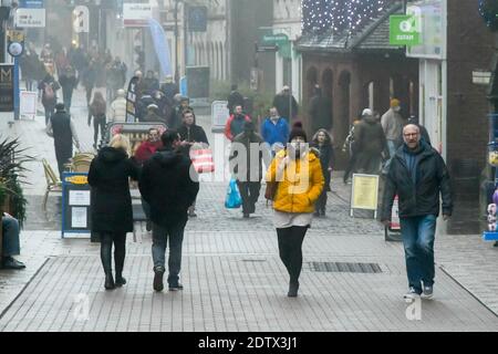 Dorchester, Dorset, Großbritannien. Dezember 2020. Wetter in Großbritannien. South Street in Dorchester in Dorset ist mit Weihnachtseinkäufern an einem trüben, nebligen Nachmittag beschäftigt. Bild: Graham Hunt/Alamy Live News Stockfoto