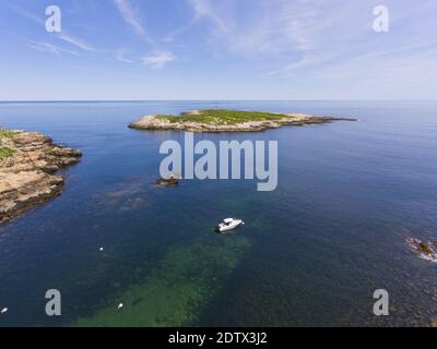 Luftaufnahme von Straitsmouth Island und dem Leuchtturm, Rockport, Cape Ann, Massachusetts, USA. Straitsmouth Island Lighthouse wurde 1835 erbaut. Stockfoto