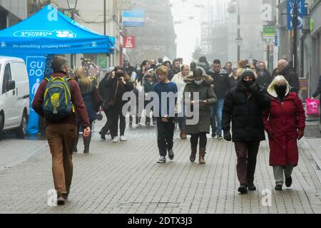 Dorchester, Dorset, Großbritannien. Dezember 2020. Wetter in Großbritannien. South Street in Dorchester in Dorset ist mit Weihnachtseinkäufern an einem trüben, nebligen Nachmittag beschäftigt. Bild: Graham Hunt/Alamy Live News Stockfoto