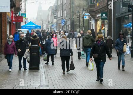 Dorchester, Dorset, Großbritannien. Dezember 2020. Wetter in Großbritannien. South Street in Dorchester in Dorset ist mit Weihnachtseinkäufern an einem trüben, nebligen Nachmittag beschäftigt. Bild: Graham Hunt/Alamy Live News Stockfoto