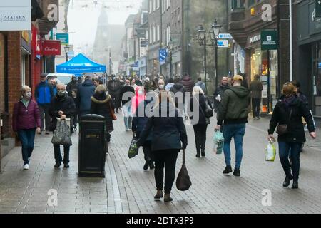 Dorchester, Dorset, Großbritannien. Dezember 2020. Wetter in Großbritannien. South Street in Dorchester in Dorset ist mit Weihnachtseinkäufern an einem trüben, nebligen Nachmittag beschäftigt. Bild: Graham Hunt/Alamy Live News Stockfoto