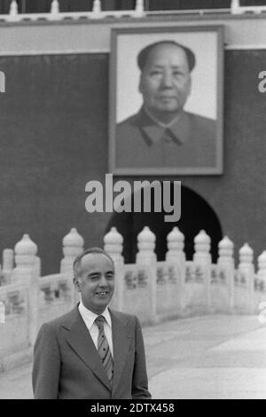Peking, China. Juli 2020. Hans FRIDERICHS, FDP, Politiker, auf einer Reise nach China, im Hintergrund ein Porträt von Mao Tse Tung über einem Torbogen, weltweite Nutzung Quelle: dpa/Alamy Live News Stockfoto