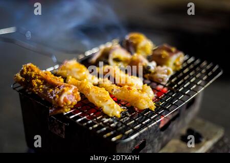 Köstliche gegrillte Meeresfrüchte am Meer in Tuy Hoa. Traditionelle vietnamesische Küche serviert im Hafenrestaurant Phu Yen Provinz, Vietnam. Stockfoto