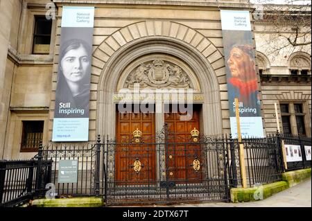 London, Großbritannien, 22. Dezember 2020 National Portrait Gallery in Charing Cross Road Shut. Leere Straßen und geschlossene Geschäfte und Theater 3 Tage vor Weihnachten wegen Tier 4 Coronavirus Sperre. Kredit: JOHNNY ARMSTEAD/Alamy Live Nachrichten Stockfoto