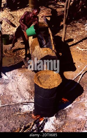 Primitive Distillery, illegale Rum Distillery oder Bootleg Alcohol still Hidden in Forest im Westen Madagaskars Stockfoto