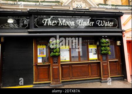 London, Großbritannien. Dezember 2020. The Moon Under Water, Wetherspoons Pub am Leicester Square. Leere Straßen und geschlossene Geschäfte und Theater 3 Tage vor Weihnachten wegen Tier 4 Coronavirus Sperre. Kredit: JOHNNY ARMSTEAD/Alamy Live Nachrichten Stockfoto