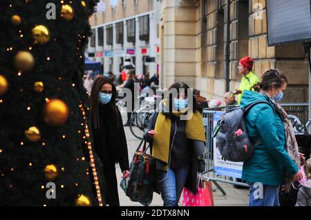 Cambridge, großbritannien, England, 22-12-2020, Menschen Weihnachtseinkäufe während Pandemie in Tier-2-Stadt Stockfoto