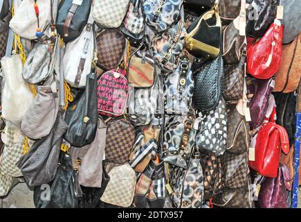falce Louis Vuitton Frau Handtaschen vor einem Geschäft, Chinatown Viertel, Kuala Lumpur, Malaysia Stockfoto