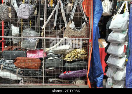 falce Louis Vuitton Frau Handtaschen vor einem Geschäft, Chinatown Viertel, Kuala Lumpur, Malaysia Stockfoto