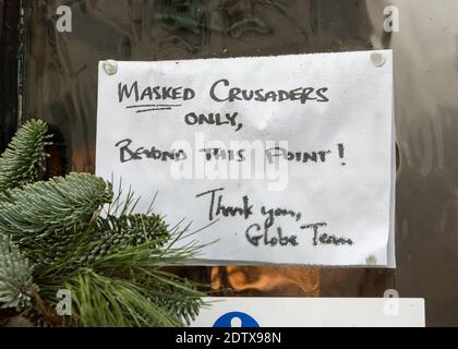 Sicherheitsvorschriften für Pub-Kunden in Großbritannien nach der Covid-Sperre. Schild an der Eingangstür des Globe Inn, Lostwithiel, Warnung vor ihrer Covid-Regel Routine. Stockfoto