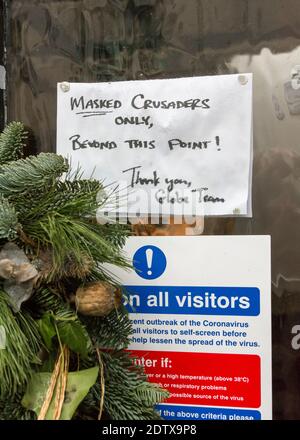 Sicherheitsvorschriften für Pub-Kunden in Großbritannien nach der Covid-Sperre. Schild an der Eingangstür des Globe Inn, Lostwithiel, Warnung vor ihrer Covid-Regel Routine. Stockfoto