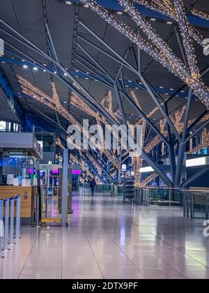 Ein Alleinreisender am Flughafen Stuttgart Stockfoto