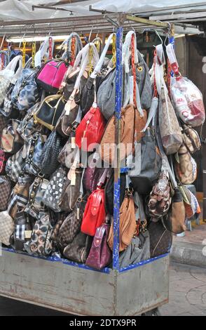 falce Louis Vuitton Frau Handtaschen vor einem Geschäft, Chinatown Viertel, Kuala Lumpur, Malaysia Stockfoto