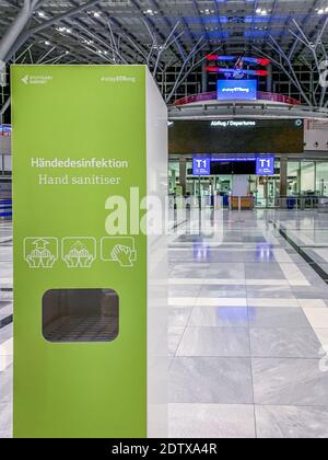 Handdesinfektionsmittel für niemanden an der Uncurfew Flughafen Stuttgart. Stockfoto