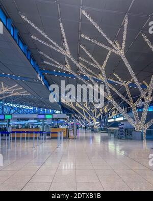 Weihnachtsdekor an einem leeren Flughafen Stuttgart während der Pandemie. Stockfoto