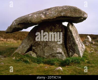 Ansicht SE von Chun Quoit, Cornwall, England, UK: Ein kleines neolithisches (4. Jahrtausend v. Chr.) Kammgrab, umgeben von den Resten eines gekrümmten runden Schubkarren. Stockfoto