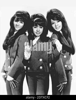 DAS RONETTES Werbefoto des amerikanischen Vokaltrios 1966. Von links: Nedra Talley, Ronnie Spector, Estelle Bennett Stockfoto