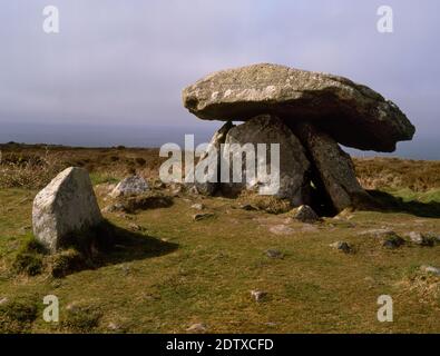 View NNW of Chun Quoit, Cornwall, England, UK: Ein kleines neolithisches (4. Jahrtausend v. Chr.) Kammgrab umgeben von den Resten eines gekrümmten runden Schubkarren Stockfoto