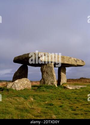 Ansehen SSE of Lanyon Quoit, Cornwall, England, UK: Eine neolithische Grabkammer am N-Ende eines niedrigen langen Hügels mit den Überresten von Grabbeigaben. Stockfoto