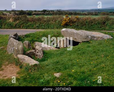 Blick NW von Tregiffian Burial Chamber, Cornwall, England, Großbritannien, zeigt den gekrümmten runden Schubkarren, mit einem Becher markierten Stein, Eingangsdurchgang & zentrale Kammer. Stockfoto