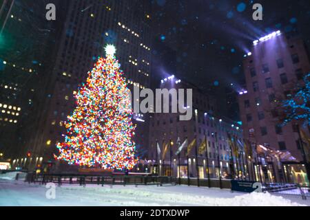 Der erste Schneesturm trifft den Weihnachtsbaum des Rockefeller Center während des COVID-19 Stockfoto