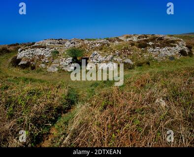 Ansicht NNE des Eingangsgrabes auf der äußeren Plattform von Bassalloall Barrow, Cornwall, England, UK, eine komplexe bronzezeitliche Rundkairne mit 7 Zistern. Stockfoto