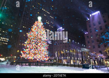 Der erste Schneesturm trifft den Weihnachtsbaum des Rockefeller Center während des COVID-19 Stockfoto