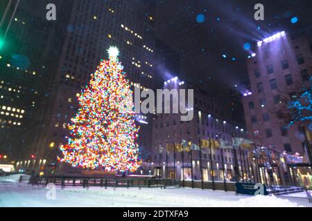 Der erste Schneesturm trifft den Weihnachtsbaum des Rockefeller Center während des COVID-19 Stockfoto