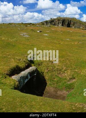 Eine sekundäre Grabkammer auf der E-Seite von Rillaton Barrow, Bodmin Moor, England, UK, mit Blick nordwestlich zur Geesewring Granitformation auf Stowes Hill. Stockfoto