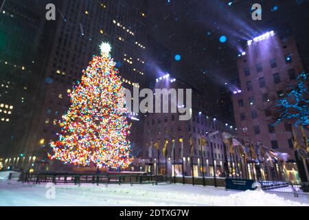 Der erste Schneesturm trifft den Weihnachtsbaum des Rockefeller Center während des COVID-19 Stockfoto