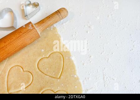 Hausgemachte Cookies von Ingwer Rohteig - in Herzform machen festliche hausgemachte Kekse Gebäck für den Valentinstag Stockfoto