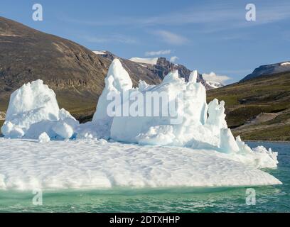 Eisberg im Uummannaq Fjord System. Vergletscherte Halbinsel Nuussuaq im Hintergrund. Amerika, Nordamerika, Grönland, Dänemark Stockfoto