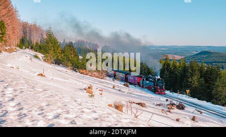 Nationalpark Harz Deutschland, Dampfzug auf dem Weg nach Brocken durch die Winterlandschaft, berühmte Dampfbahn durch den Winterberg. Brocken, Nationalpark Harz in Deutschland Europa Stockfoto