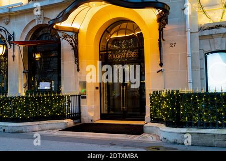 Plaza Athenee Hotel mit Weihnachtsbeleuchtung an der Avenue Montaigne - Paris, Frankreich Stockfoto