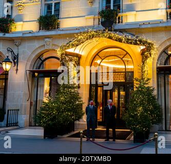 Plaza Athenee Hotel mit Weihnachtsbeleuchtung an der Avenue Montaigne - Paris, Frankreich Stockfoto