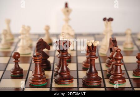 Schachspiel mit Brett und Figuren.Spiel für Ideen und Wettbewerb. Selektiver Fokus. Stockfoto
