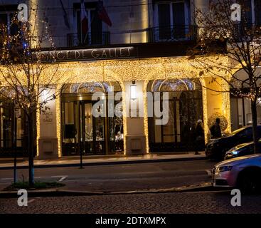 Prince de Galles Hotel mit Weihnachtsbeleuchtung an der Avenue George V - Paris, Frankreich Stockfoto